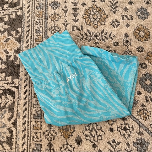 AYBL Seamless Short - Picture 2 of 7